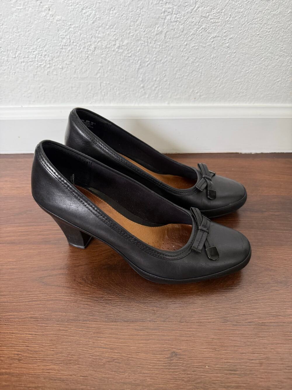 Clarks Artisan Classic Bow Tie Pumps Black Leather Sz 8 Feminine Office Dainty